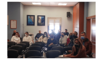 Συμμετέχοντες παρακολουθούν το σεμινάριο.